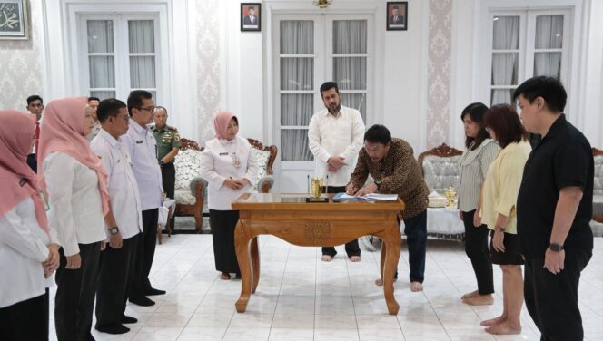 
					DITANDATANGANI: Direktur PT. Amco Jaya Tri Tunggal Pratama, Hartono Tanu Wiharja, menandatangani kesepakatan pemanfaatan Barang Milik Daerah (BMD) Probolinggo Plaza disaksikan Wali Kota dan sejumlah pejabat OPD. (foto: Hafiz Rozani).