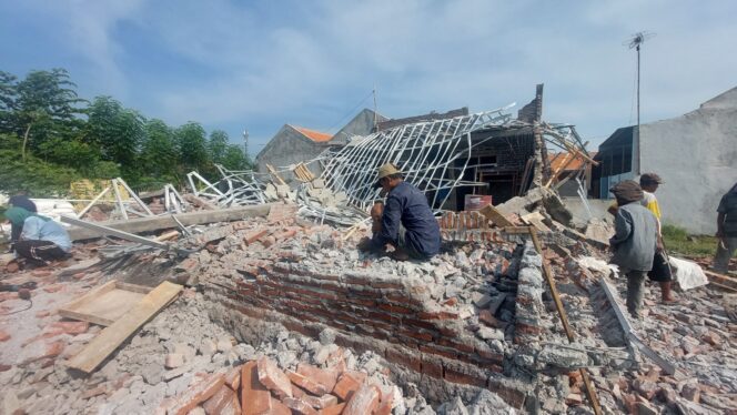 
					BERSIH-BERSIH: Pekerja sedang membersihkan material rumah yang ambruk di Kota Probolinggo. (foto: Hafiz Rozani).