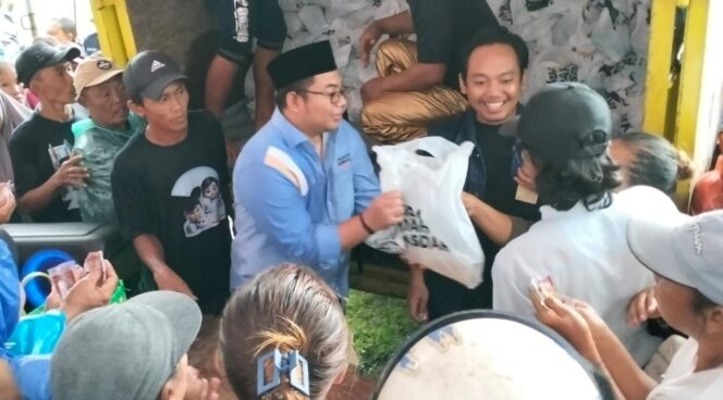 
					SEMBAKO MURAH: Kawendra Lukistian membagikan sembako murah kepada warga Desa Tegalrejo, Tempursari Lumajang. (foto: Asmadi).