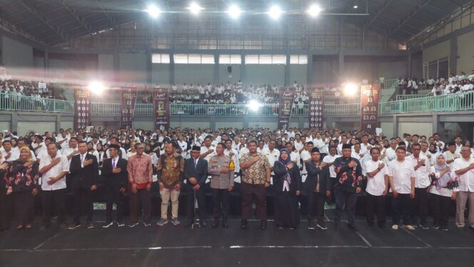 
					BIMTEK KPPS: Ketua KPU Kota Probolinggo, Ahmad Hudri saat sambutan di depan ribuan petugas KPPS yang mengikuti bimtek. (Foto: Hafiz Rozani)