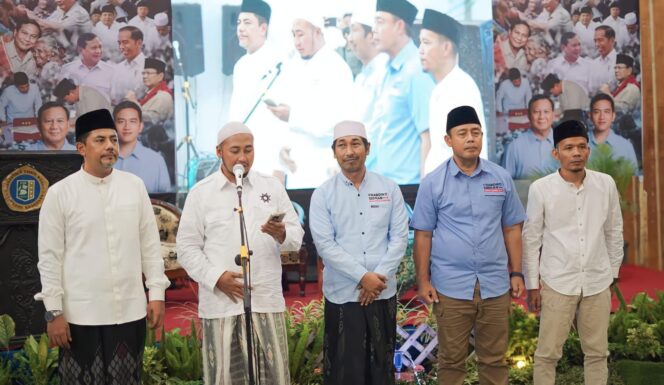 
					SOLID: Khadimul Majelis Majelis Inspirasi Nusantara (MIN), Gus dr M. Haris dan perwakilan gus, saat membacakan komitmen dukungan kepada Prabowo-Gibran di GOR Damanhuri Genggong, Probolinggo, Sabtu (27/1/24) siang. (foto: GH Media Centre)