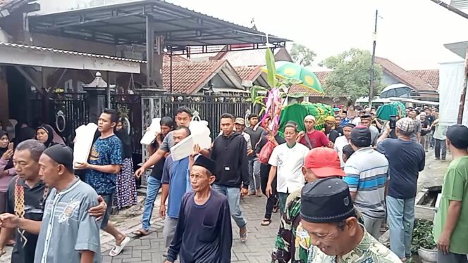 
					BERDUKA: Salah satu korban kecelakaan maut di Gresik dibawa warga ke TPU Desa Karangjati, Kec. Pandaan, Kab. Pasuruan, untuk dikebumikan. (foto: Moh. Rois).