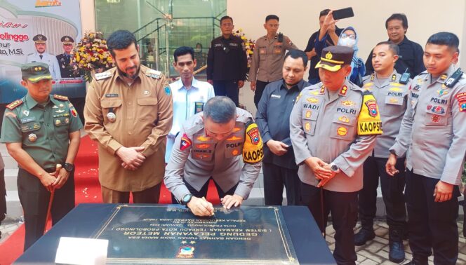 
					PRASASTI: Kapolda Jatim menandatangi prasasti peresmian Gedung Pelayanan Terpadu Meteor, Senin (29/1/24). (Foto: Hafiz Rozani).