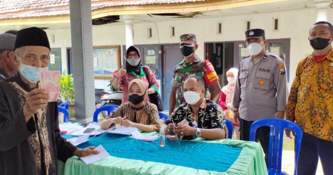 
					DISTRIBUSI BANSOS: Seorang warga di Kabupaten Probolinggo menerima bantuan sosial dari program PKH. (Foto: Istimewa).