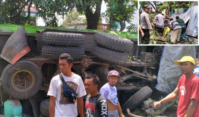 
					KARAMBOL: Truk bermuatan pasir yang melaju di jalan raya Kedungjajang Lumajang menabrak sejumlah kendaraan dan warung di pinggir jalan (insert). (foto: Asmadi).