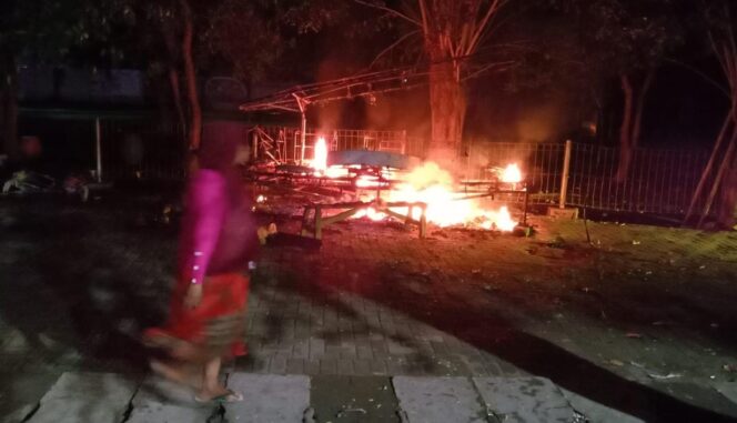 
					TERBAKAR: Odong-odong yang parkir di Taman Maramis Kota Probolinggo, ludes dilalap si jago merah. (foto: Hafiz Rozani).