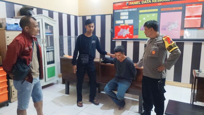 
					DIBEKUK: Pelaku pencurian motor saat dimintai keterangan di Mapolsek Wonoasih. (Foto: Hafiz Rozani).
