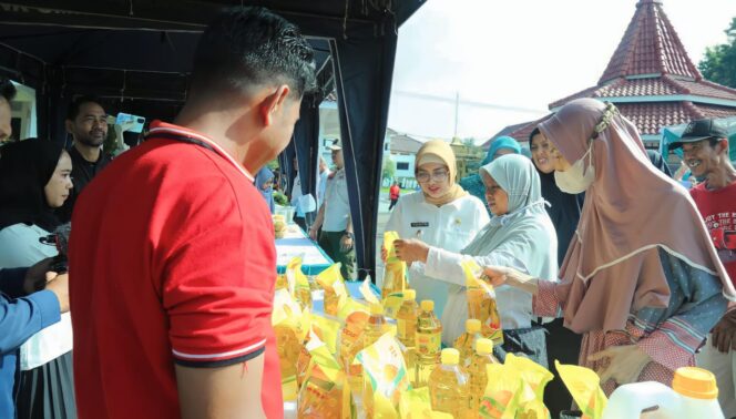 
					TINJAU: Pj. Bupati Lumajang, Indah Wahyuni, saat meninjau gerakan pangan murah di Alun-alun Lumajang. (foto: Asmadi)