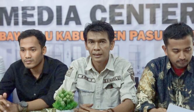 
					TEGAS: Ketua Bawaslu Kabupaten Pasuruan, Arie Yoeniato (tengah) saat mengumumkan hasil penelitian terkait dugaan pelanggaran netralitas ASN di lingkungan Pemkab Pasuruan. (foto: Moh. Rois).