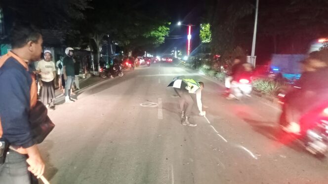
					OLAH TKP: Petugas dari Satlantas Polres Probolinggo memeriksa lokasi terjadinya kecelakaan di Kraksaan. (foto: Hafiz Rozani).