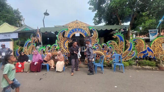
					UNIK: Salah satu TPS bernuansa pewayangan di Desa Randuputih, Kecamatan Dringu, Kabupaten Probolinggo. (foto: Hafiz Rozani).