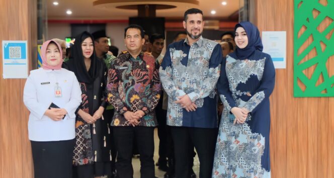 
					PISAH SAMBUT: Mantan Wali Kota Probolinggo dan istri beserta Pj Wali Kota Probolinggo dalam acara pisah sambut di Pemkot Probolinggo. (foto: Hafiz Rozani).