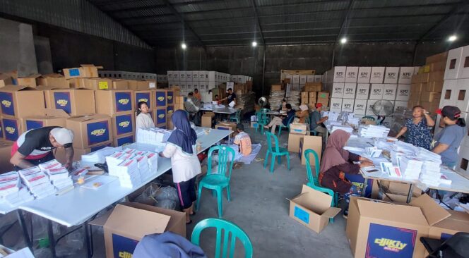 
					SIAP DIDISTRIBUSIKAN: Para pekerja lipat dan sortir surat suara saat bekerja di gudang KPU Kota Probolinggo. (foto: Hafiz Rozani)