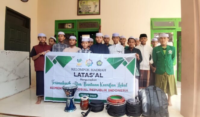 
					DAPAT BANTUAN: Kelompok Hadrah Latas'al memperlihatkan seperangkat alat musik hadrah hasil bantuan dari Kemensos RI. (foto: Haliza).
