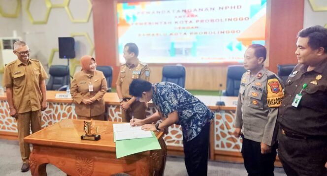 
					HIBAH: Penandatanganan NPHD Bawaslu dan Pemkot Probolinggo (Foto: Istimewa)