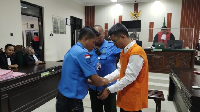 
					DIBUI: Terpidana Andrie Wibowo Eka Wardhana menyatakan tidak banding atas putusan hakim PN Kraksaan. Ia siap masuk bui selama 2,6 tahun. (Foto: Ali Ya’lu)