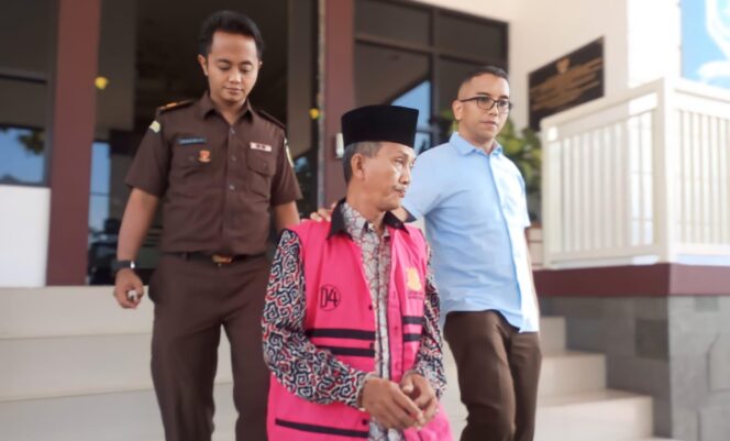 
					BERSALAH: Kades Keboncandi, Akhmad Mahrus, usai menjalani pemeriksaan di kantor Kejari Kabupaten Pasuruan, beberapa waktu lalu. (foto: Moh. Rois).