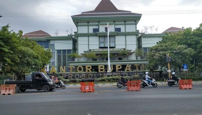 
					KANTOR: Selter pengisian JPT Pratama Pemkab Probolinggo menyisakan 54 pelamar. (Foto: Ali Ya'lu)