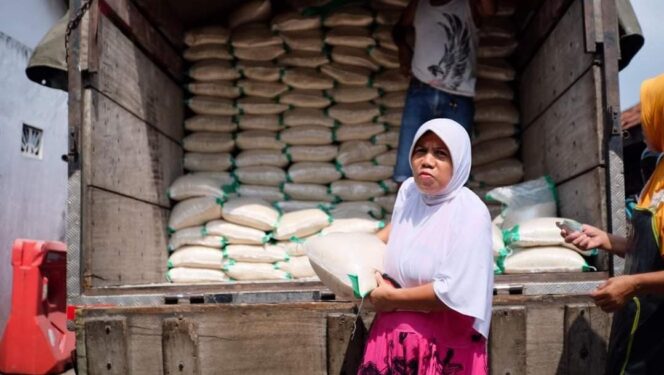 
					KIAN MAHAL: Seorang warga tengah membawa beras yang baru saja dibelinya dari Pasar Murah. (foto: dok)