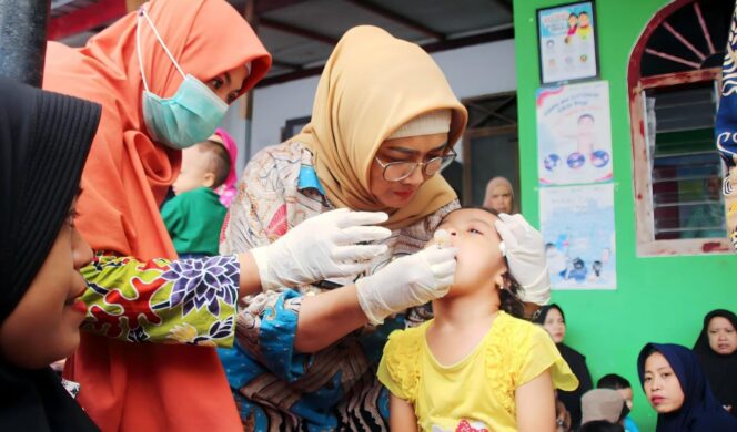 
					PANTAU: Pj. Bupati Lumajang, Indah Wahyuni, mengecek pelaksanaan Sub Pekan Imunisasi Nasional (PIN) Polio di wilayahnya. (foto: Asmadi)