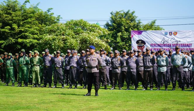 
					
APEL: Satuan Pengamanan Pemilu mengikuti apel persiapan di halaman Kantor Bupati Probolinggo. (Foto: Ali Ya'lu).