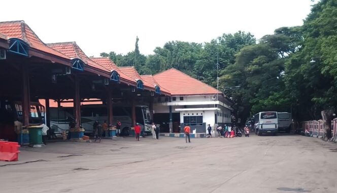 
					LANDAI: Terminal Bayuangga, Kota Probolinggo landai meski libur panjang Isra Mi'raj dan Imlek. (foto: Hafiz Rozani).