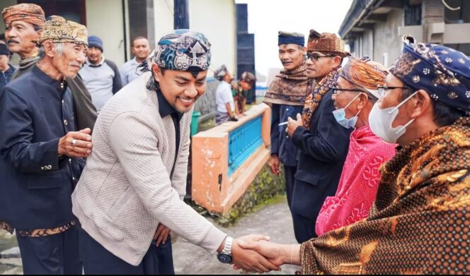
					CINTA DAMAI: Gus dr. Haris (tengah, menyalami warga) saat silaturrahim dengan masyarakat Tengger Bromo, beberapa waktu lalu. (foto: FB Harris Mohd).