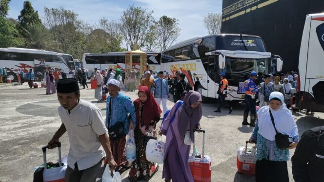 
					TIBA: Sejumlah jemaah haji kembali bertemu dengan keluarganya setelah melaksanakan ibadah haji 2023 lalu. (Foto: Ali Ya'lu)