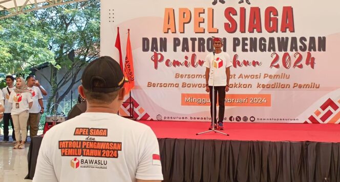 
					WASPADA: Ketua Bawaslu Kabupaten Pasuruan, Arie Yoeniato, memimpin 
Apel Siaga dan Patroli Pengawasan Pemilu di masa tenang. (foto: Moh. Rois).