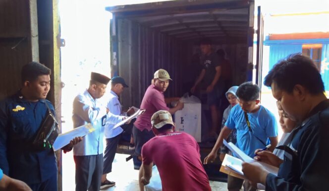 
					DISTRIBUSI: Logistik Pemilu 2024 di Kota Pasuruan baru didistribusikan hari ini, Senin (12/2/24) pagi. (foto: Moh. Rois)