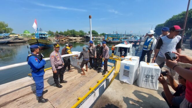 
					LOGISTIK PEMILU: Proses menaikkan dan menurunkan logistik pemilu ke perahu menuju Giliketapang. (Foto: Hafiz Rozani)