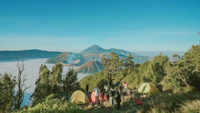 
					EKSOTIS: Kawasan Bromo tak hanya memiliki pemandangan indah, namun juga menjadi destinasi yang nyaman untuk berkemah. (foto: dok).