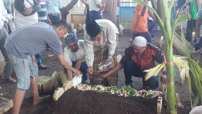 
					DIMAKAMKAN: Pemakaman saksi peserta Pemilu 2024, Muhammad Fahmi Arif di pemakaman umum. (foto: Hafiz Rozani)
