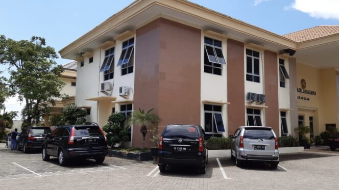 
					SOLUSI TERAKHIR: Gugatan waris di kantor PA Kraksaan, Kabupaten Probolinggo, melonjak dalam setahun terakhir. (foto: Ali Ya'lu).