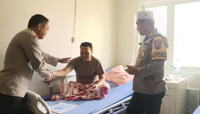 
					KELELAHAN: Kapolres Probolinggo, AKBP Wisnu Wardaha (berkopyah) menjenguk anggotanya yang sakit akibat kelelahan pasca PAM TPS. (Humas Polres Probolinggo).