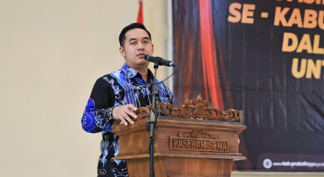 
					BERSUARA: Ketua KPU Kabupaten Probolinggo, Lukman Hakim, memberikan komentarnya terkait maraknya ucapan selamat kepada caleg. (foto: FB Lukman Hakim).