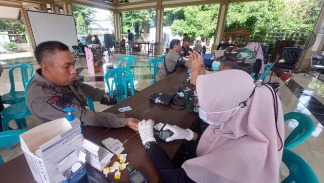 
					CEK KESEHATAN: Petugas medis mengecek kesehatan anggota TNI-Polri maupun penyelenggara pemilu. (Foto: Hafiz Rozani).
