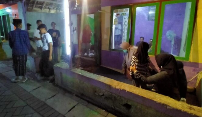 
					KEHILANGAN: Rumah duka anggota Linmas TPS Pemilu 2024 yang meninggal dunia di Kota Pasuruan. (foto: Moh. Rois).
