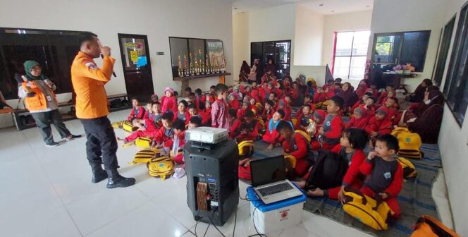 
					BELAJAR: Kantor BPBD Lumajang saat kedatangan puluhan siswa TK yang ingin belajar mitigasi kebencanaan. (foto: Asmadi)