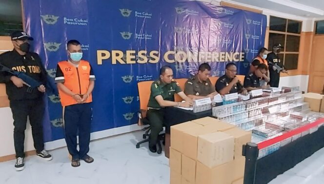
					GEMPUR ROKOK ILEGAL: Dalam dua bulan terakhir, Kantor Bea Cukai Pasuruan menggagalkan dua pengiriman rokok illegal yang melibatkan 2 orang tersangka. (foto: Moh. Rois).