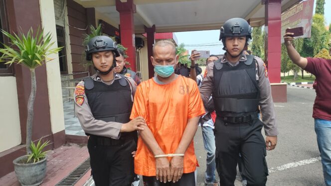 
					DITAHAN: Ye kasus pencabulan terhadap santrinya diringkus Polres Probolinggo. (foto: Ali Ya'lu).