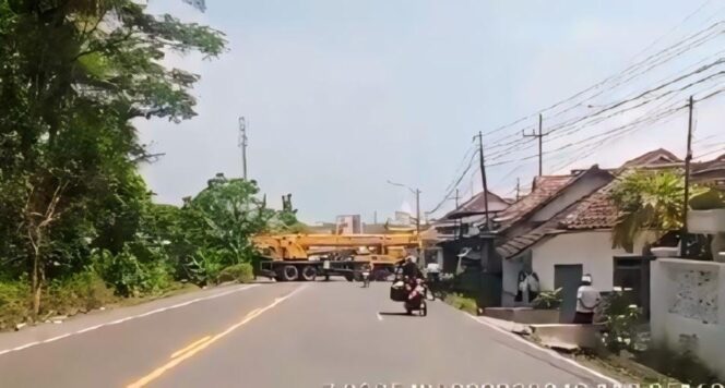 
					Truk Bermuatan Pampers di Lumajang Jatuh ke Jurang