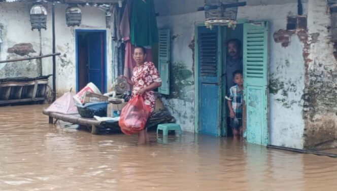 
					TERENDAM: Genangan banjir merendam pemukiman warga di 2 kecamatan di Kabupaten Pasuruan. (foto: Moh. Rois).