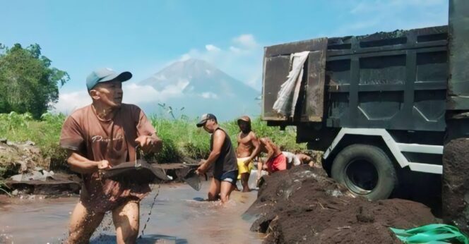 
					DIMINTA WASPADA: Sejumlah penambang pasir tengah melakukan aktifitas penambangan pasir di aliran lahar Gunung Semeru. (foto: Asmadi).