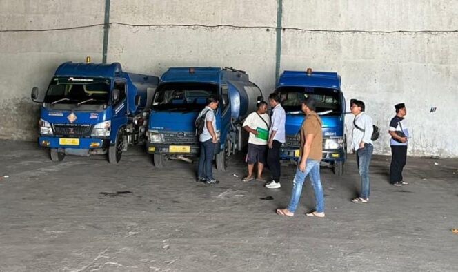 
					DIDUGA ILEGAL: Polisi mendatangi sejumlah truk pengangkut BBM yang diduga ilegal di Nguling, Pasuruan. (foto: Moh. Rois)