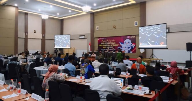 
					RAPAT PLENO: Sidang pleno rekapitulasi suara Pemilu 2024 oleh KPU Kota Pasuruan. (foto: Moh. Rois).
