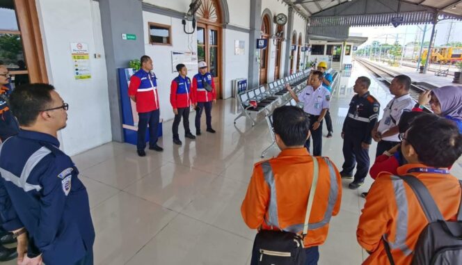 
					CEK: Tim DJKA Kemenhub dan Daop 9 Jember lakukan audit di Stasiun Probolinggo. (foto: Hafiz Rozani).