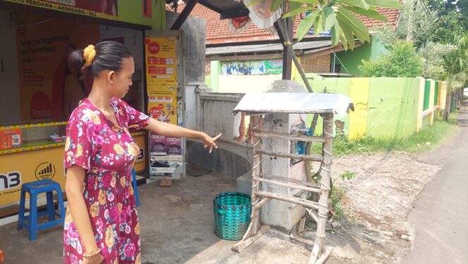 
					KEMALINGAN: Pemilik toko menunjukkan tempat Pertalite eceran yang digondol maling. (foto: Hafiz Rozani).
