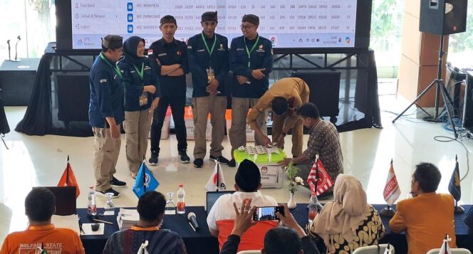 
					PLENO: KPU Kabupaten Pasuruan saat menggelar Rapat Pleno rekapitulasi suara. (foto: Moh. Rois).