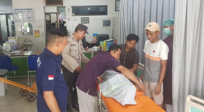 
					MENINGGAL: Jasad korban bersiap dibawa ke rumah duka dari RSI Masyitoh Bangil. (foto: Moh. Rois).